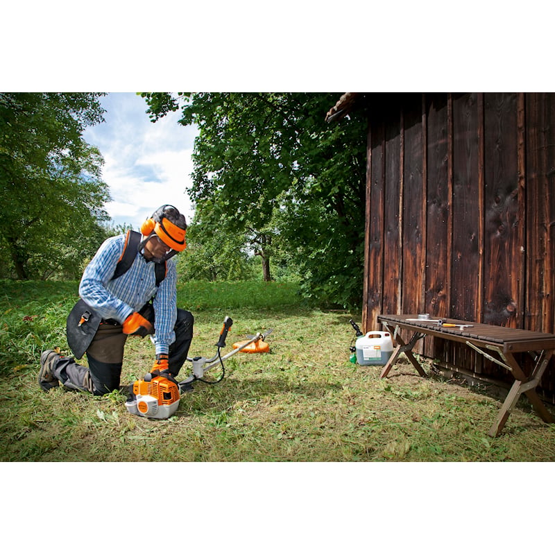 Stihl FS 240 C-E Freischneider mit Gurt und drei Schneidzubehören