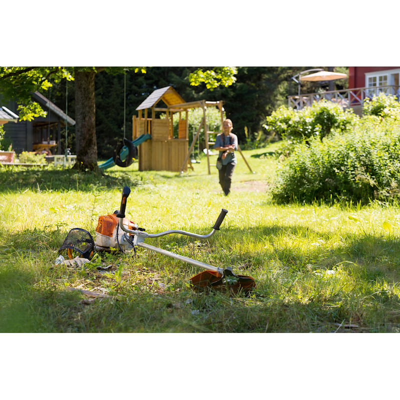 Stihl FS 240 C-E Freischneider mit Gurt und drei Schneidzubehören