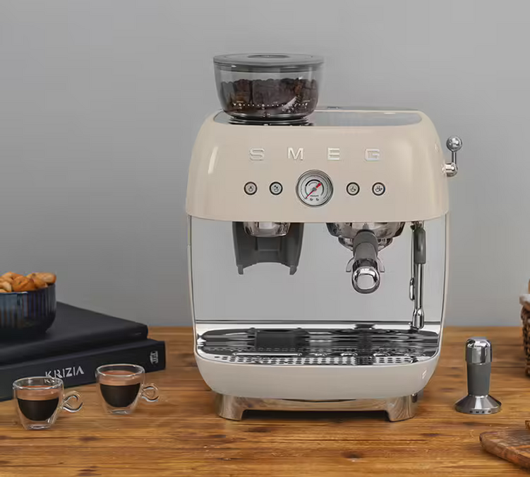 Smeg Espressomaschine EGF03 Crème